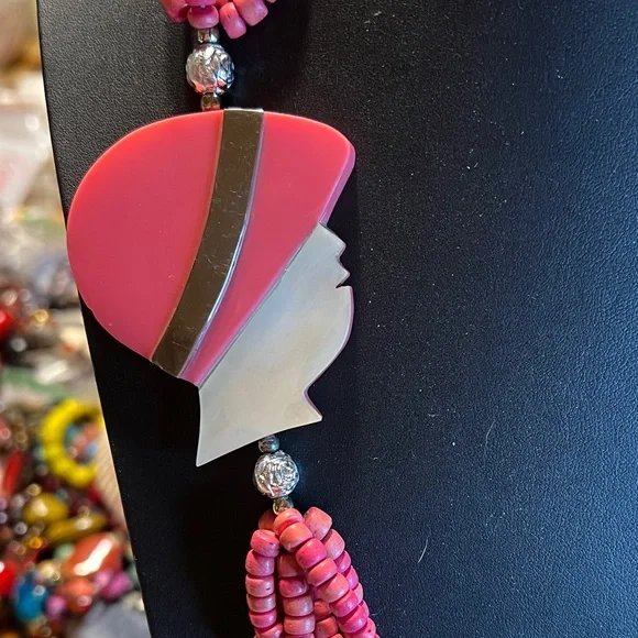 Pink Beaded Necklace with Artistic Pendant - Picture 2 of 7